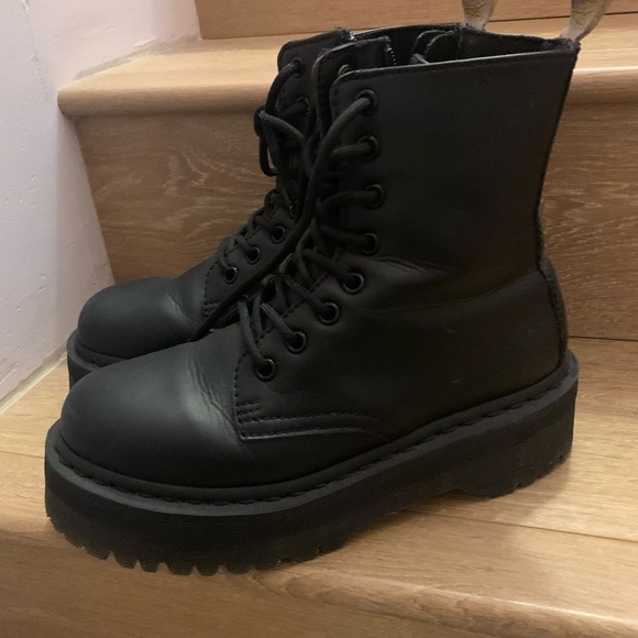 Tons of shoes - Picture 6 of 14